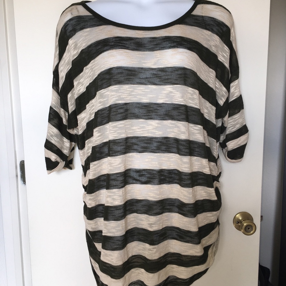 Cute, light top with rouched sides